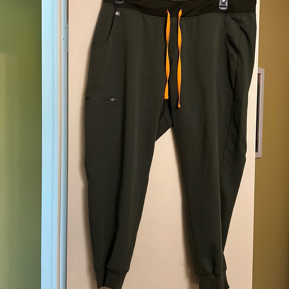 Figs Zamora joggers Moss green